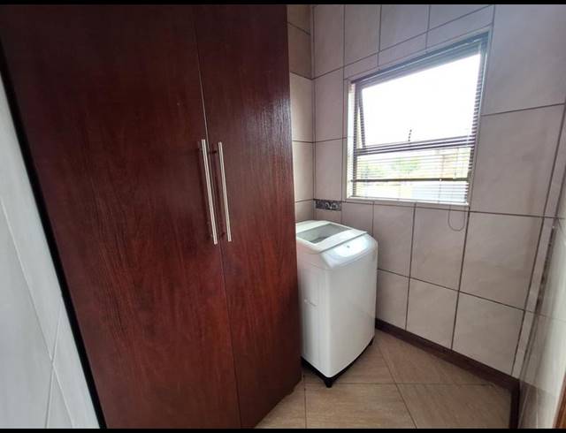 5 BEDROOM HOUSE FOR SALE IN THATCHFIELD